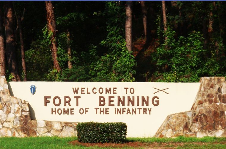 Fort Benning là một trung tâm đào tạo của quân đội Mỹ, nằm trên biên giới của bang Alabama và bang Georgia. Nó là một trong những  căn cứ quân sự lớn nhất thế giới, và là căn cứ quân sự lớn nhất hiện nay của Mỹ.